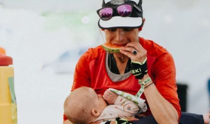 Canadense vence ultramaratona de 100 km amamentando a filha durante prova