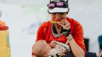 Canadense vence ultramaratona de 100 km amamentando a filha durante prova