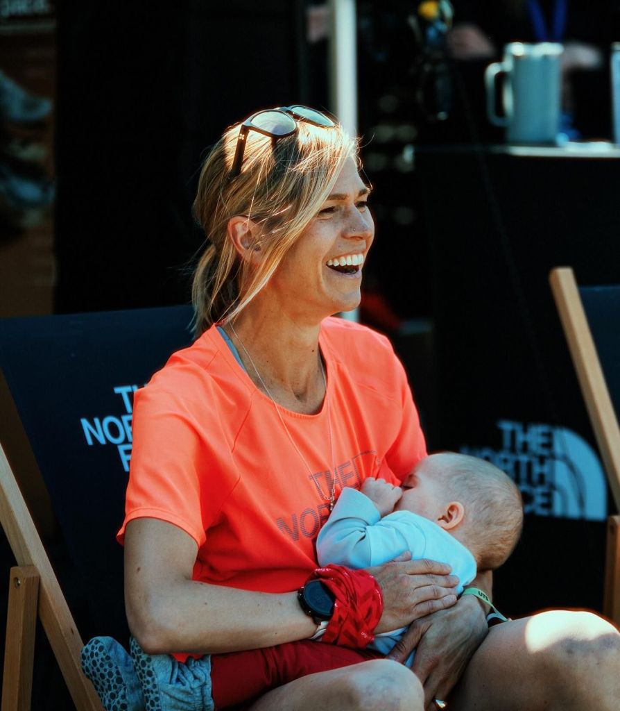 Stephanie Case precisou parar durante a ultramaratona para amamentar a filha