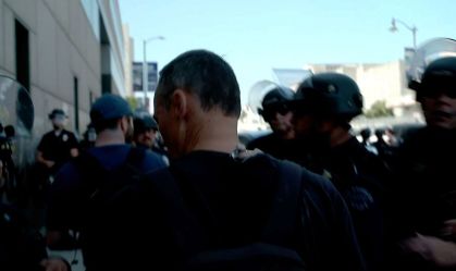 Equipe da CNN é detida em meio a protesto em Los Angeles; veja relato