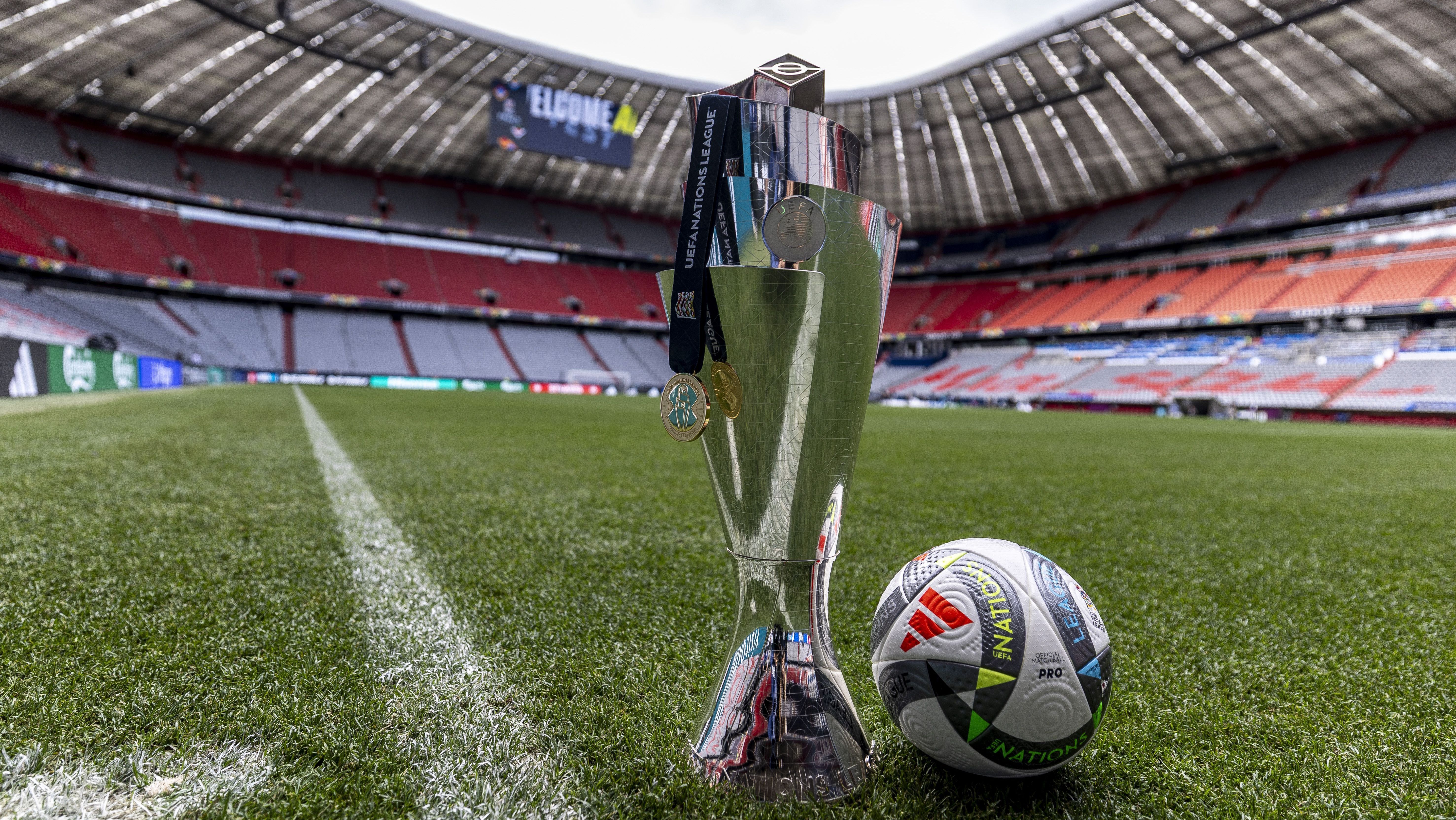 Troféu e bola da final da Nations League, na Arena de Munique