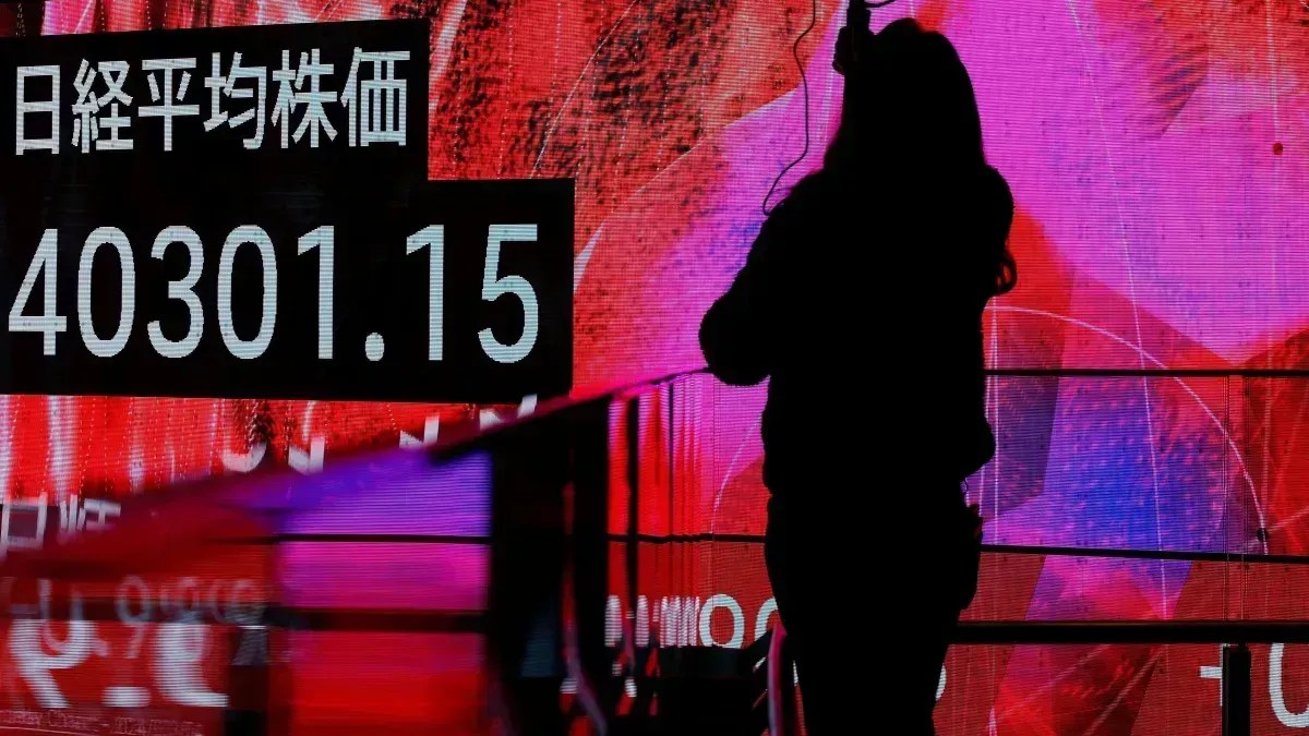 Telão mostra cotação do índice Nikkei em Tóquio