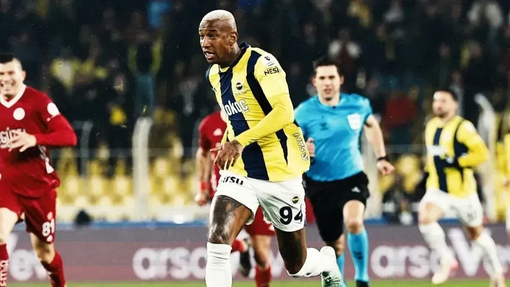 Anderson Talisca em campo pelo Fenerbahçe