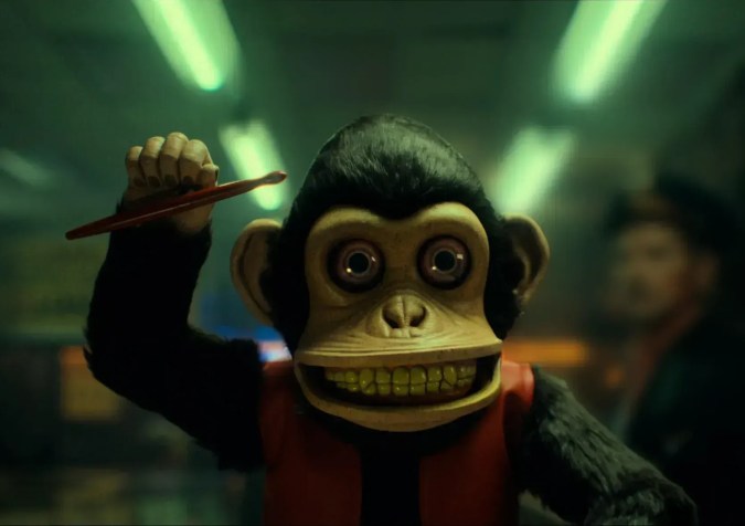 Cena de "O Macaco" • Reprodução/NEON