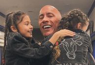 The Rock mostra brincadeira de filhas pintando sua careca; veja vídeo