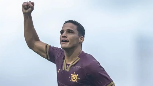 Thiaguinho comemora gol pelo CRB contra o Goiás