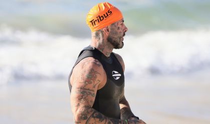 Tico Santa Cruz exibe shape em praia do Rio após mudar hábitos; veja fotos