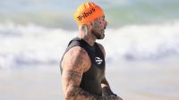 Tico Santa Cruz exibe shape em praia do Rio após mudar hábitos; veja fotos