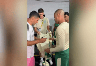 Atletas do Palmeiras tietam Suárez e ganham autógrafos após jogo no Mundial