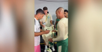 Atletas do Palmeiras tietam Suárez e ganham autógrafos após jogo no Mundial
