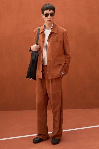 A Tod's apresentou peças feitas de materiais como linho compacto, algodão crepe e lã ultraleve para peças fáceis de usar e confortáveis • Ed Aked/Tod's via CNN Newsource