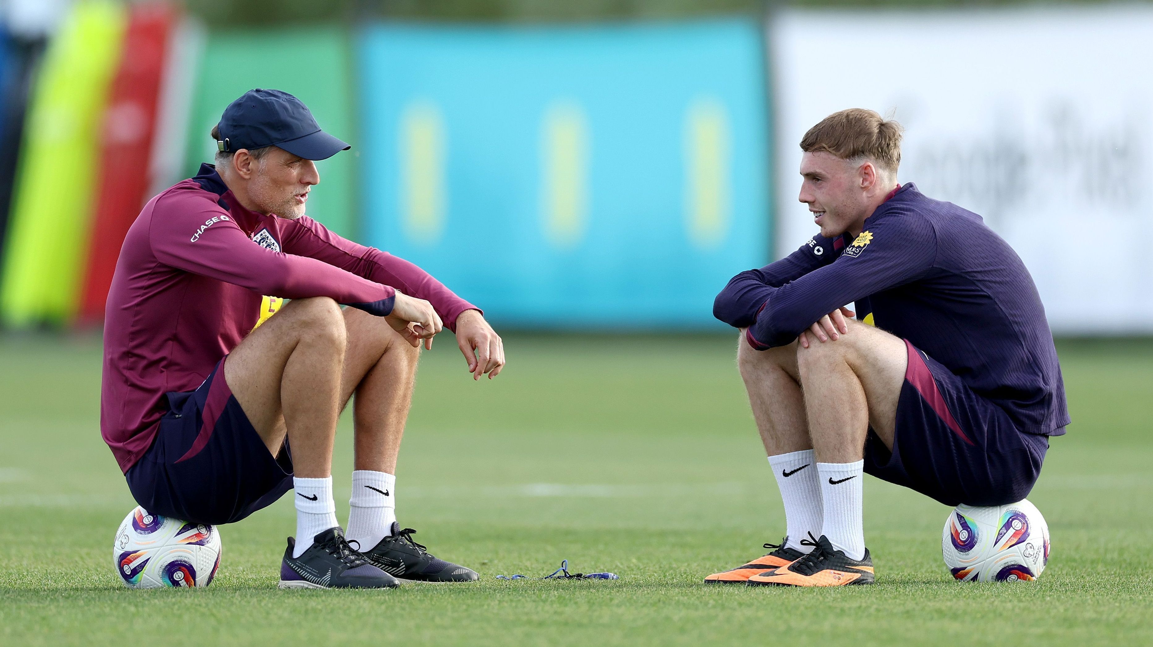 Thomas Tuchel conversa com Cole Palmer em treino da Inglaterra