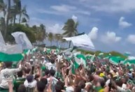 Torcida do Palmeiras ignora bronca da polícia e lota Ocean Drive, em Miami