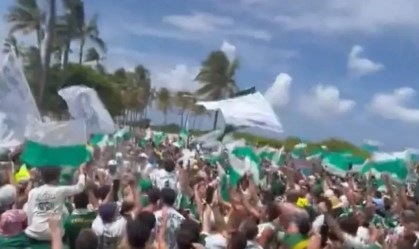 Torcida do Palmeiras ignora bronca da polícia e lota Ocean Drive, em Miami