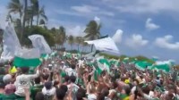 Torcida do Palmeiras ignora bronca da polícia e lota Ocean Drive, em Miami