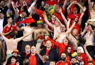 Torcedor do País de Gales cai da arquibancada durante jogo contra a Bélgica