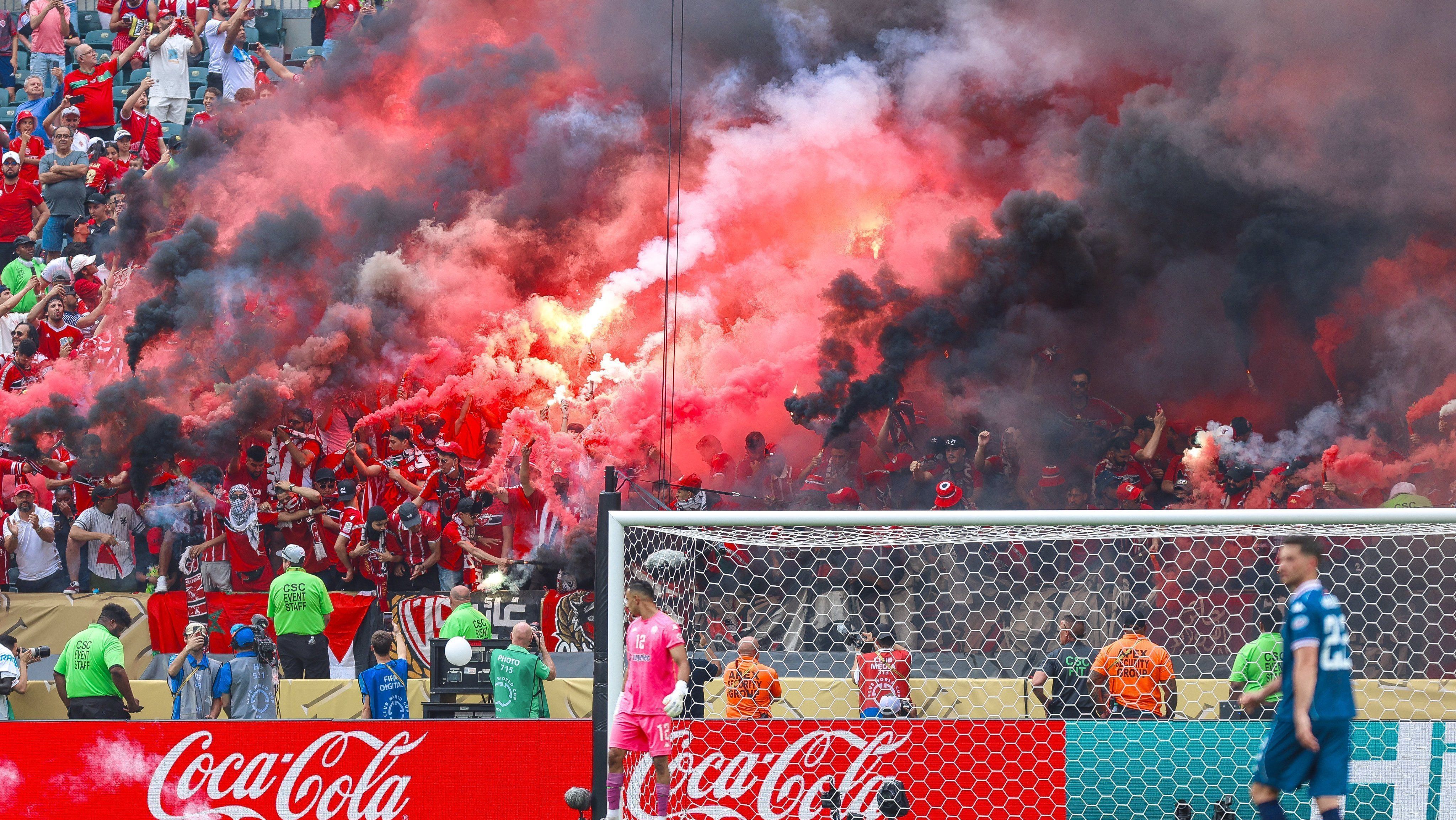 Torcida do Wydad acendeu sinalizadores para comemorar o primeiro gol da equipe no Mundial