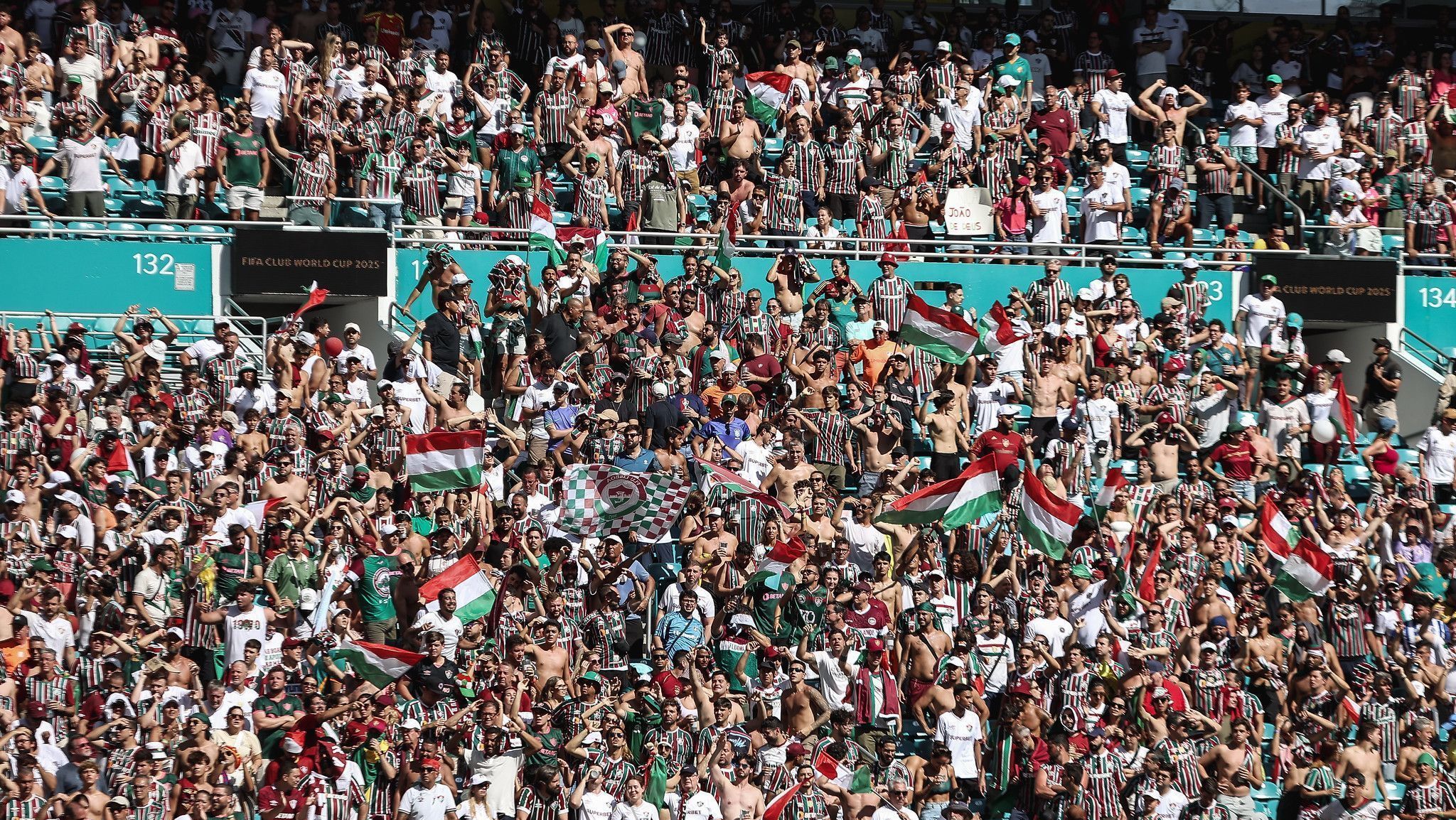 A torcida do Fluminense em jogo contra o Mamelodi Sundowns