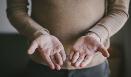 Homem recebe transplante duplo de mãos após 17 anos: "Inteiro de novo"