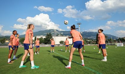 Seleção Feminina enfrenta a França em busca de quebrar retrospecto negativo