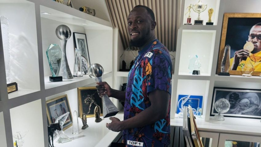 Usain Bolt com troféus conquistados na carreira • Foto: Divulgação/ @usainbolt