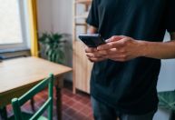 Mais de 9h online por dia: hiperconexão preocupa brasileiros, diz estudo