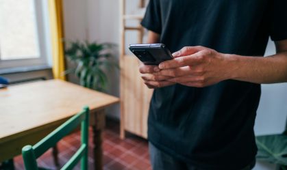 Mais de 9h online por dia: hiperconexão preocupa brasileiros, diz estudo