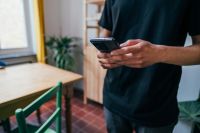 Mãos doem após ficar muito no celular? Uso excessivo pode causar inflamação