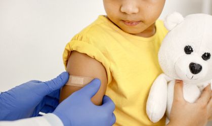 Vacinação pode prevenir a perda auditiva infantil, alerta pesquisa