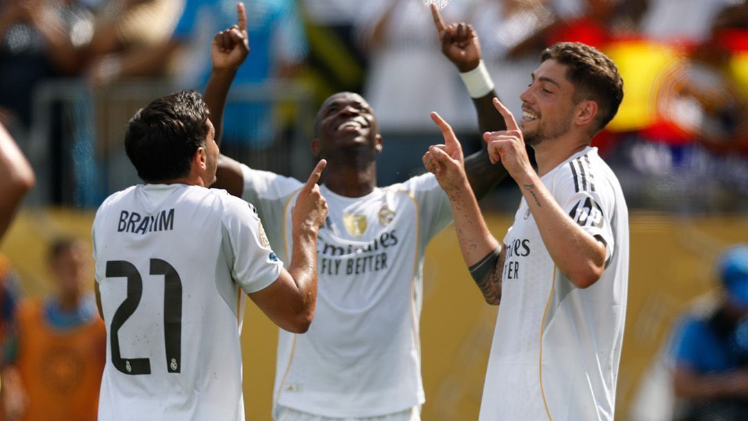 Brahim, Vini Jr. e Valverde comemoram o terceiro gol do Real Madrid sobre o Pachuca