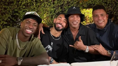 Vinícius Jr., Matheus Cunha, Ronaldinho Gaúcho e Ronaldo Fenômeno em restaurante nos EUA