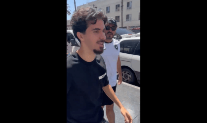 Vitinha, do PSG, é abordado por torcedores do Botafogo em rua de Los Angeles