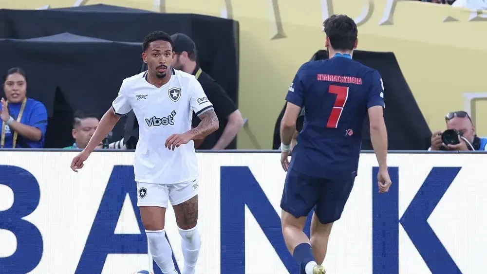 Vitinho em ação contra o PSG, pelo Mundial de Clubes