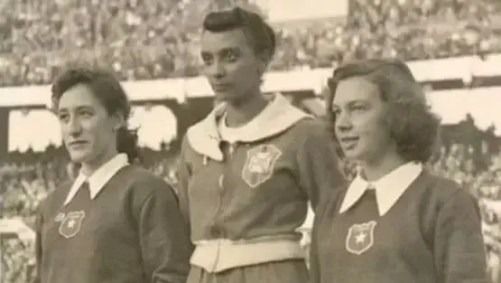 Wanda dos Santos (ao centro) representou o Brasil em duas Olimpíadas