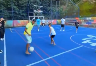 Yamal visita Rocinha e joga futebol com crianças durante férias no Brasil