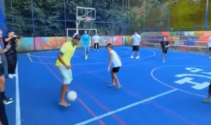 Yamal visita Rocinha e joga futebol com crianças durante férias no Brasil