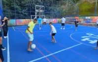 Yamal visita Rocinha e joga futebol com crianças durante férias no Brasil