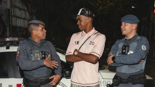 Lamine Yamal ao lado de agentes da PM-SP durante férias no Brasil