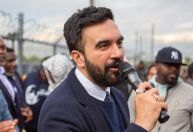 Candidato socialista de Nova York causa terremoto político nas primárias