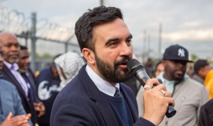 Candidato socialista de Nova York causa terremoto político nas primárias