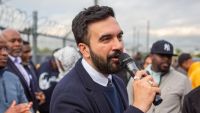 Candidato socialista de Nova York causa terremoto político nas primárias