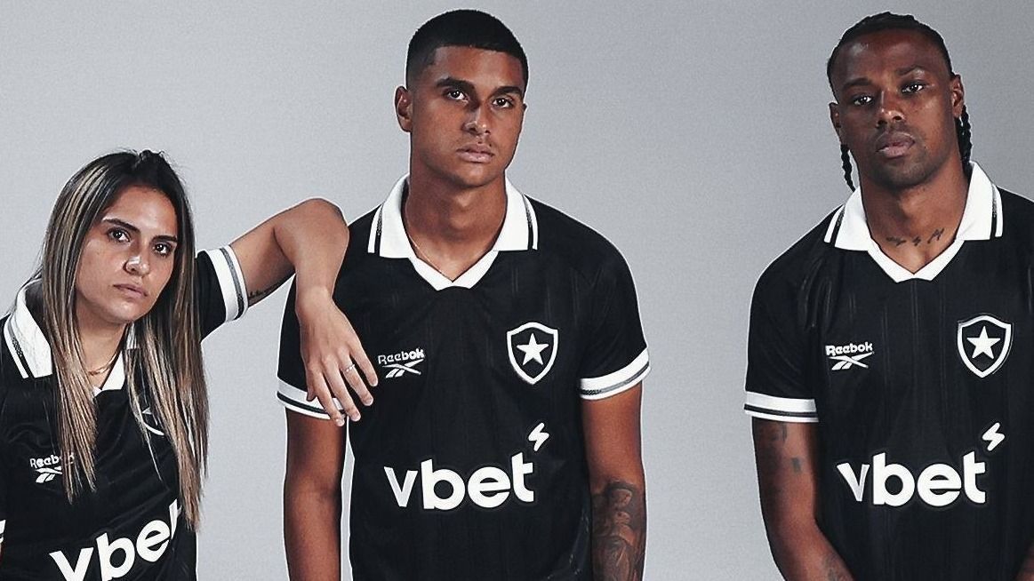 Jogadores do Botafogo posando com o novo uniforme