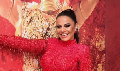 Vivianne Araújo samba com look brilhante na quadra do Salgueiro