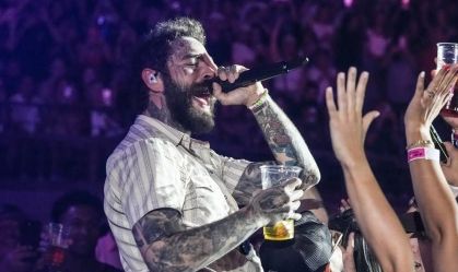 Post Malone cai do palco ao fazer brinde com fã na plateia