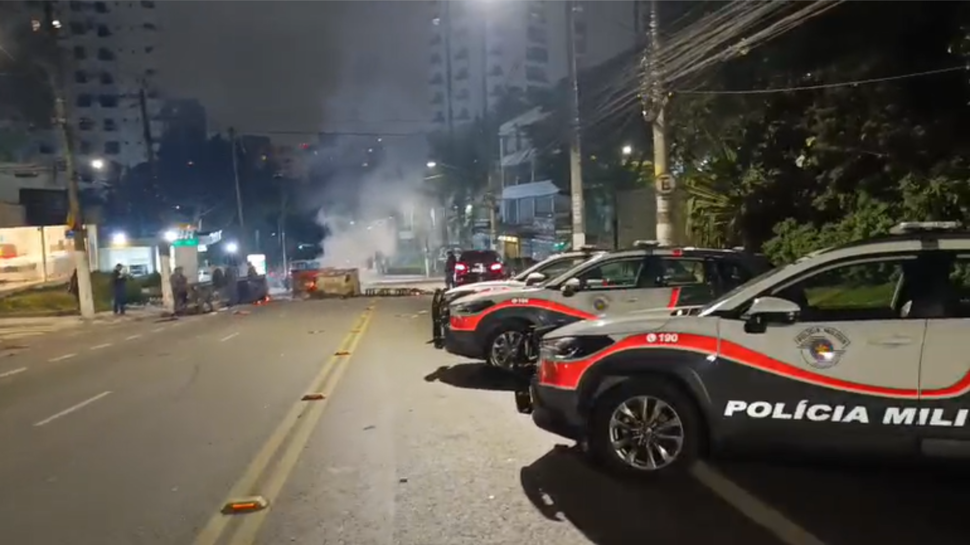 Operação na favela do Paraisópolis provocou caos no início da noite desta quinta-feira (10)