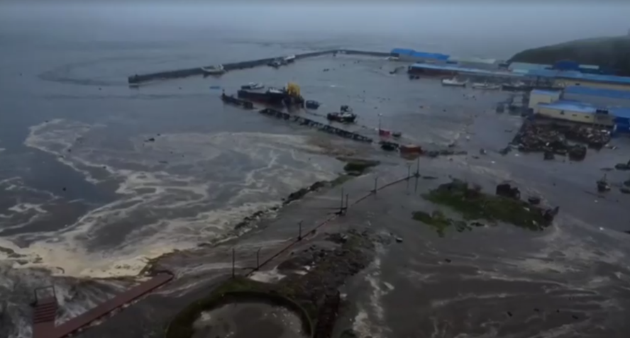 Ondas atingem o distrito de Severo-Kurilsk, na Rússia • Geophysical Survey Of The Russian Academy Of Sciences / Reuters