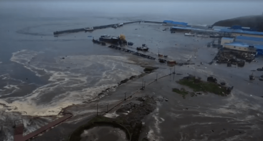 Ondas atingem o distrito de Severo-Kurilsk, na Rússia • Geophysical Survey Of The Russian Academy Of Sciences / Reuters