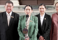 Tailândia suspende primeira-ministra após vazamento de ligação com ex-líder