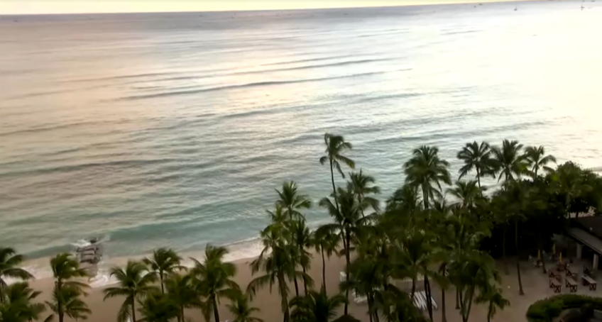 Praia do Havaí deserta com ameaça de tsunami iminente • ABC AFFILIATE KITV / Retuers