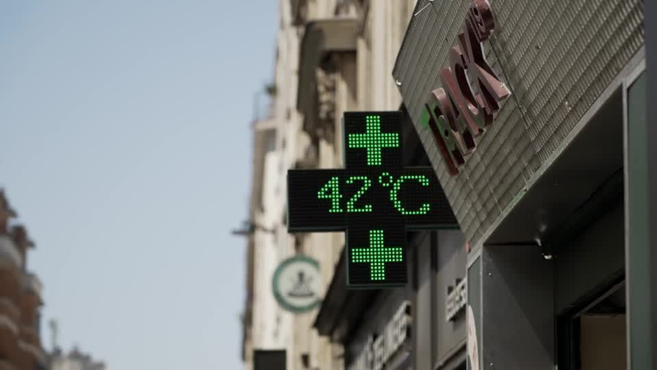 Altas temperaturas em Paris durante alerta de onda de calor